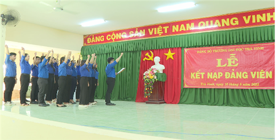 Đảng ủy Trường Đại học Trà Vinh tổ chức Lễ kết nạp 20 đảng viên trong chiến dịch thanh niên tình nguyện hè năm 2023