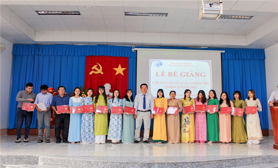 Trung tâm Chính trị thị xã Duyên Hải bế giảng lớp Sơ cấp lý luận chính trị (khóa I) năm 2023 
