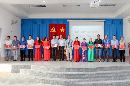 Trung tâm Chính trị thị xã Duyên Hải tổ chức Lễ bế giảng lớp Sơ cấp Lý luận Chính trị khóa I năm 2022