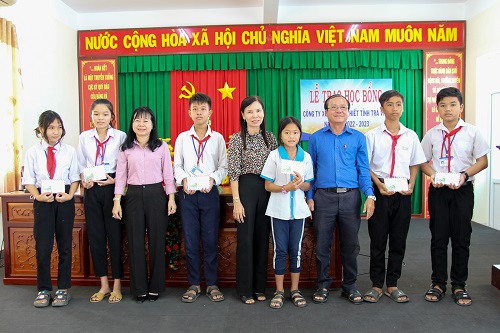 Công ty Xổ số Kiến thiết tỉnh Trà Vinh trao tặng học bổng cho học sinh có hoàn cảnh khó khăn trên địa bàn thị xã Duyên Hải