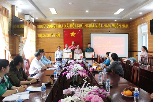 Thị xã Duyên Hải làm lễ trao huân chương độc lập cho 11 gia đình chính sách