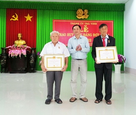 Thành uỷ Trà Vinh tổ chức Lễ trao huy hiệu Đảng đợt 07/11  cho 54 đồng chí cao niên tuổi đảng
